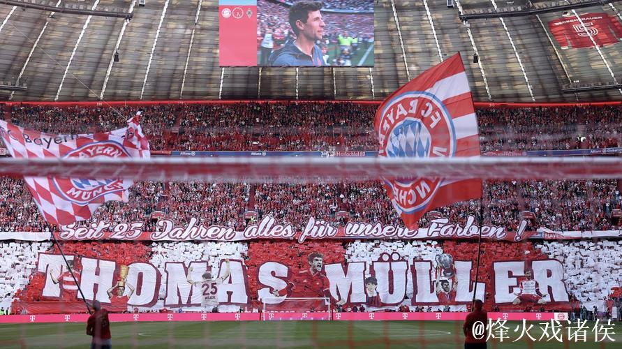 身份升级？穆勒与埃贝尔同坐看台，欢笑庆祝卡尔